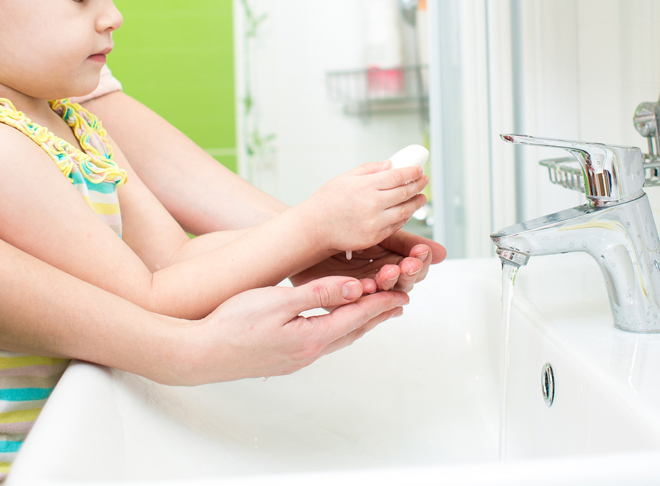 ¿Cómo debemos lavarnos las manos?